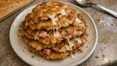 Hromádka domácích bramboráků se sýrem na talíři