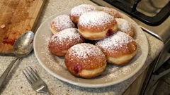 Domácí koblihy s džemem: nadýchané těsto a zlatavá kůrka krok za krokem