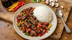 Pikantní hovězí nudličky na pánvi: křupavá zelenina a jasmínová rýže za chvíli