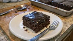 Rychlý čokoládový zákusek na plech: vláčný korpus a lesklá poleva