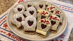 Linecké makové rukavičky: křehké vánoční cukroví s marmeládou, co drží tvar