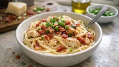 Krémové špagety s kuřetem a slaninou: omáčka drží díky vodě z těstovin