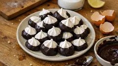 Sněhové pusinky s čokoládou: křehké cukroví, které krásně drží tvar