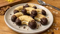 Banány v čokoládě s kokosem a ořechy na talíři