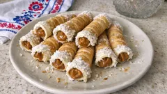 Mandlové trubičky bez pečení: karamelový krém ze Salka a kokosová špička